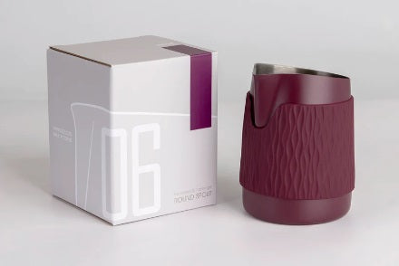 WPM 450cc 黑莓紫 無柄拉花杯配矽膠套 Purple Handless Pitcher with Silicone Carrier